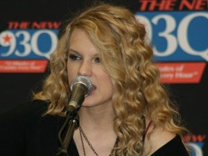Taylor Swift — 93Q Press Conference — photo 3