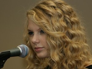 Taylor Swift — 93Q Press Conference — photo 8
