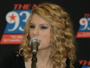 Taylor Swift — 93Q Press Conference — photo 12