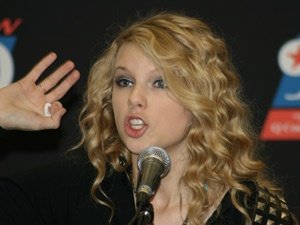 Taylor Swift — 93Q Press Conference — photo 17