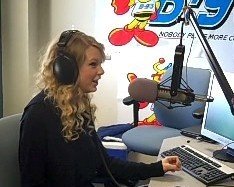 Taylor Swift — at B-93 studio — photo 2