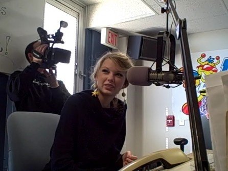 Taylor Swift — at B-93 studio — photo 3