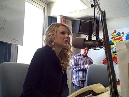 Taylor Swift — at B-93 studio — photo 5