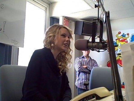 Taylor Swift — at B-93 studio — photo 6