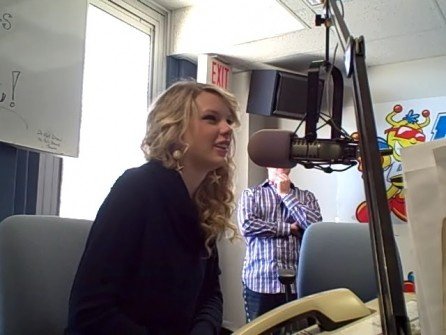 Taylor Swift — at B-93 studio — photo 7