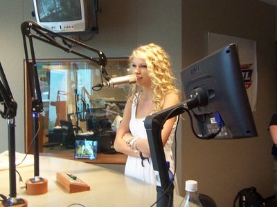 Taylor Swift — at WIL 92.3 studio — photo 4
