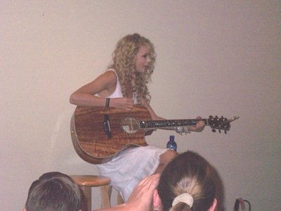 Taylor Swift — at WIL 92.3 studio — photo 6