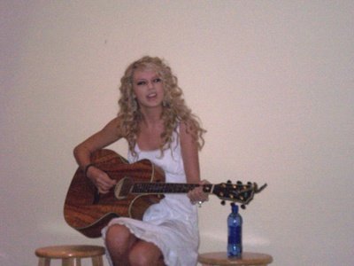 Taylor Swift — at WIL 92.3 studio — photo 7