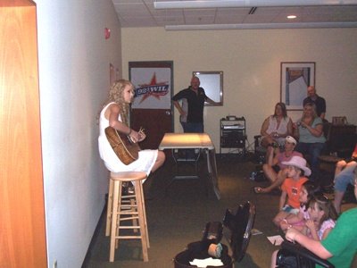 Taylor Swift — at WIL 92.3 studio — photo 8