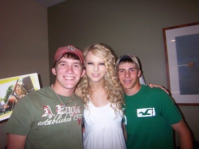 Taylor Swift — at WIL 92.3 studio — photo 10
