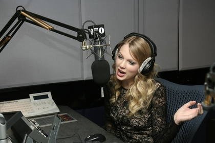 Taylor Swift — BBC radio 1 studios — photo 3