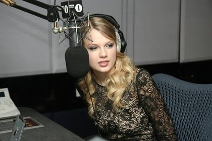 Taylor Swift — BBC radio 1 studios — photo 7