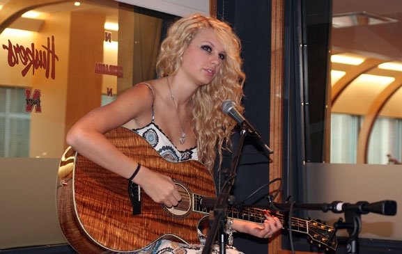 Taylor Swift — CMT radio studios — photo 2