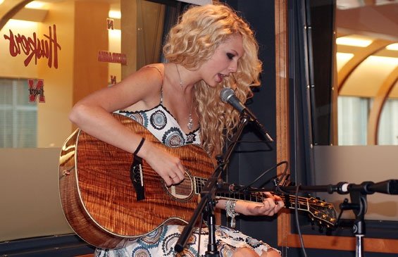Taylor Swift — CMT radio studios — photo 3