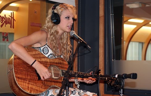 Taylor Swift — CMT radio studios — photo 5