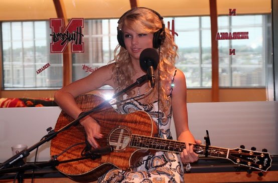 Taylor Swift — CMT radio studios — photo 6