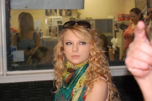 Taylor Swift — I-92 Visit — photo 3