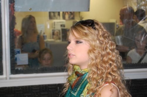 Taylor Swift — I-92 Visit — photo 4