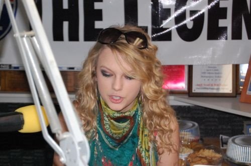 Taylor Swift — I-92 Visit — photo 5
