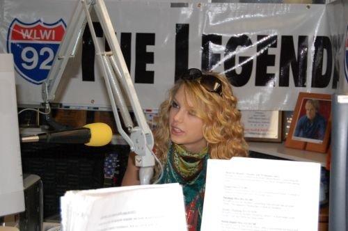 Taylor Swift — I-92 Visit — photo 6
