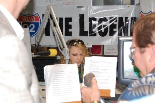 Taylor Swift — I-92 Visit — photo 7