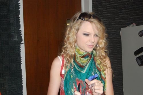 Taylor Swift — I-92 Visit — photo 8