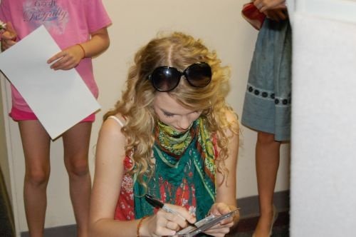 Taylor Swift — I-92 Visit — photo 9