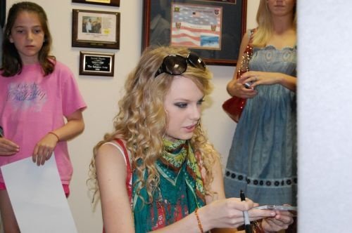 Taylor Swift — I-92 Visit — photo 11