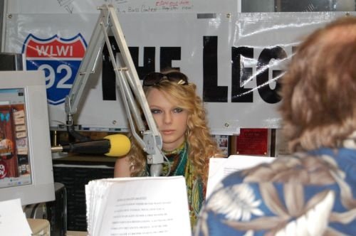 Taylor Swift — I-92 Visit — photo 14
