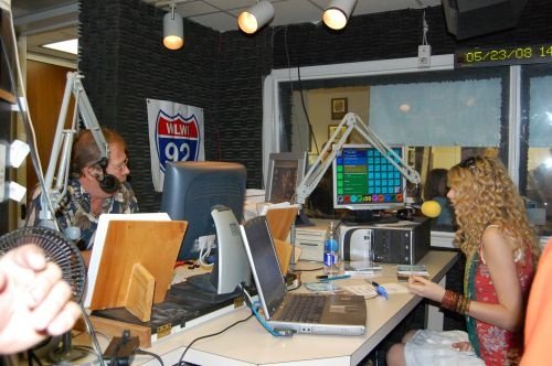 Taylor Swift — I-92 Visit — photo 15