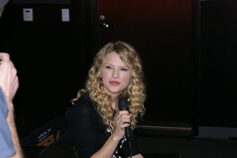 Taylor Swift — JOJO on the Radio — photo 2