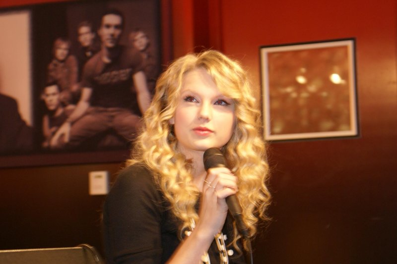 Taylor Swift — JOJO on the Radio — photo 3