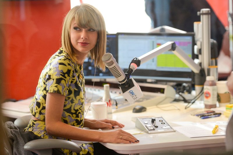 On Air With Ryan Seacrest (October 30, 2014)