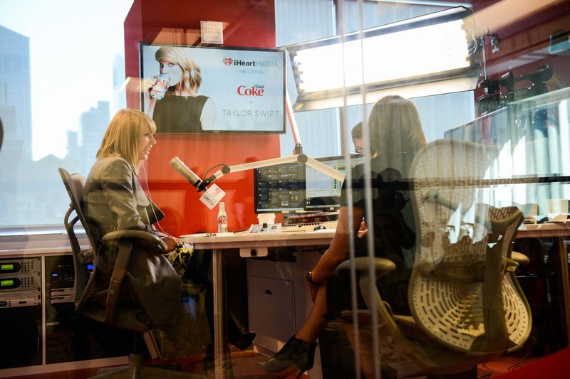 Taylor Swift — On Air With Ryan Seacrest (October 30, 2014) — photo 2