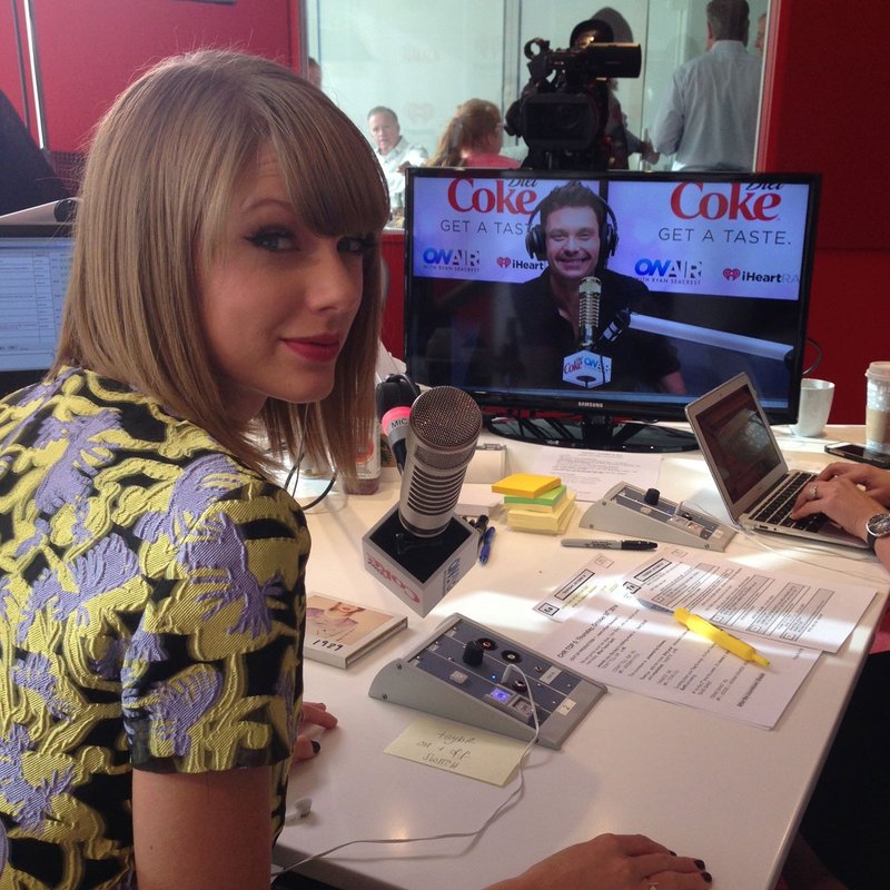 Taylor Swift — On Air With Ryan Seacrest (October 30, 2014) — photo 3