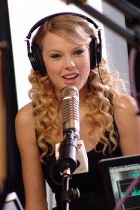Taylor Swift — On Air With Ryan Seacrest — photo 17