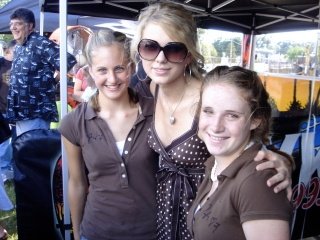 Taylor Swift — WQYK's Tailgate Party — photo 2