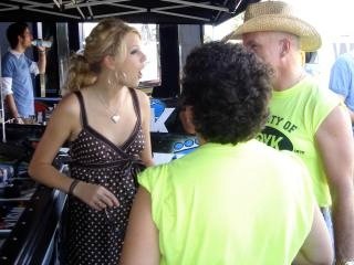 Taylor Swift — WQYK's Tailgate Party — photo 3