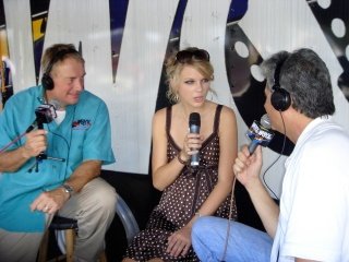 Taylor Swift — WQYK's Tailgate Party — photo 4