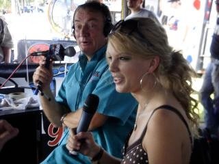 Taylor Swift — WQYK's Tailgate Party — photo 7