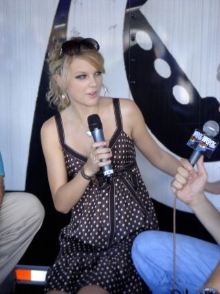 Taylor Swift — WQYK's Tailgate Party — photo 11