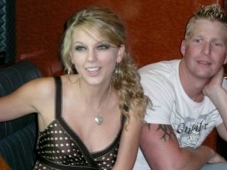 Taylor Swift — WQYK's Tailgate Party — photo 15
