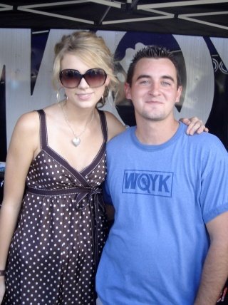 Taylor Swift — WQYK's Tailgate Party — photo 21