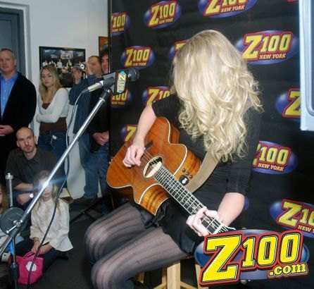 Taylor Swift — Z100 studio: Live Chat — photo 35