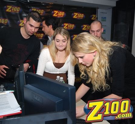 Taylor Swift — Z100 studio: Live Chat — photo 146