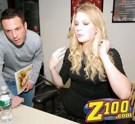 Taylor Swift — Z100 studio: Live Chat — photo 159