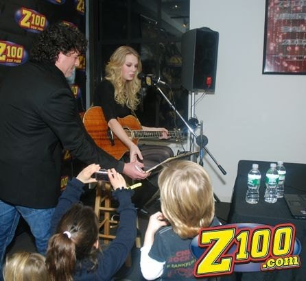 Taylor Swift — Z100 studio: Live Chat — photo 222