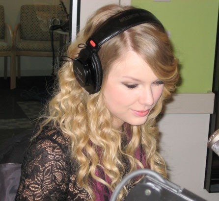 Taylor Swift — Z100 studio — photo 2