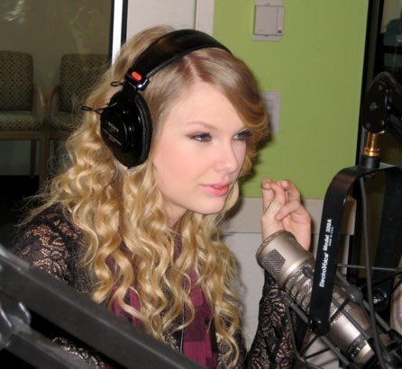 Taylor Swift — Z100 studio — photo 3