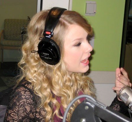 Taylor Swift — Z100 studio — photo 4